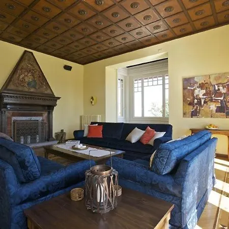Villa Sleeps 16 *