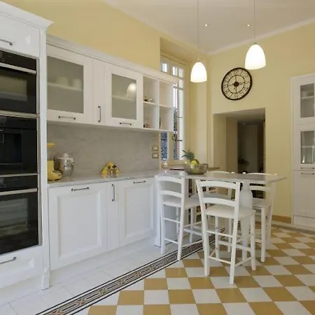 Sleeps 16 * Premeno