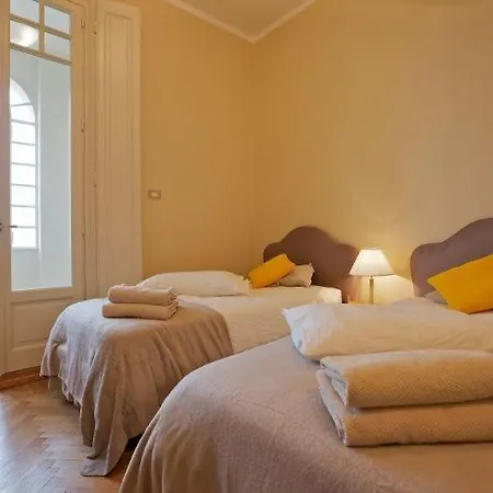 Villa Sleeps 16 *