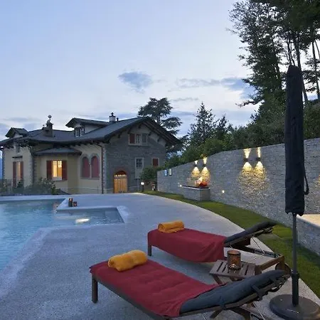 Villa Sleeps 16 *